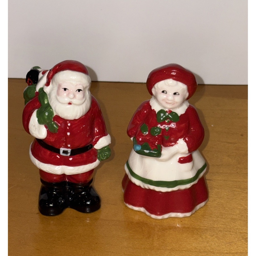 Essential Home Santa and Mrs Claus Christmas Salt Pepper Shaker 4" Set NEW